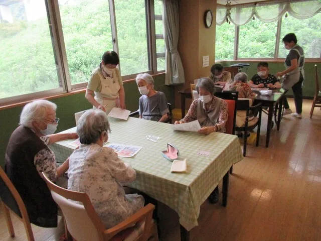 ライフケアカリタスみわの8月茶話会で今月誕生日を迎える入居者様を祝っている様子