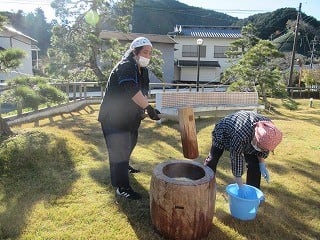 カリタスみわの職員が餅つきをしている様子