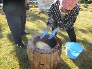 カリタスみわの職員が餅つきをしている様子