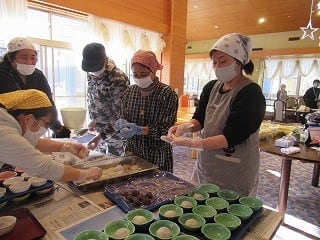 のしもちを作っているカリタスみわの職員