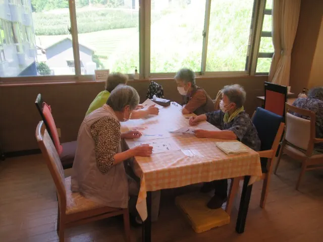 7月の茶話会をしているケアハウスカリタスみわの入居者様