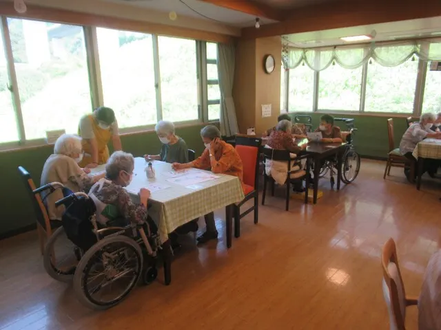 7月の茶話会をしているケアハウスカリタスみわの入居者様