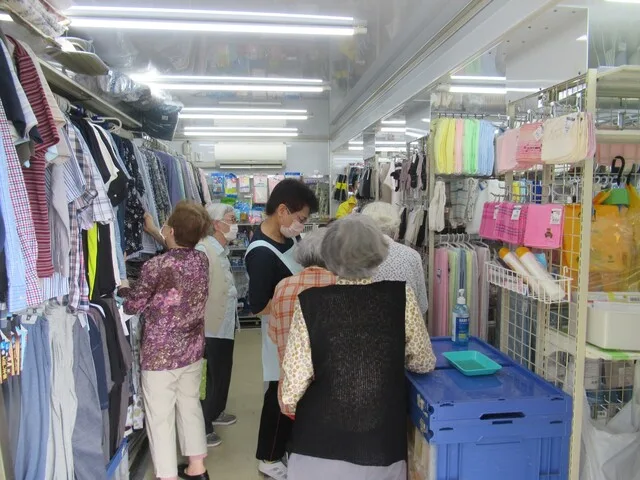 とらやで売られている夏物の服を見ている入居者様