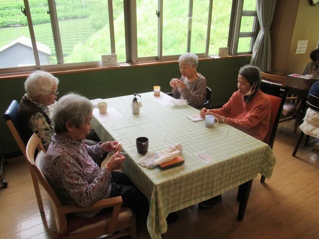 茶話会でお話をしている4人の入居者様たち