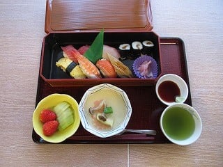 ケアハウスカリタスみわの3月26日の握り寿司の特別食