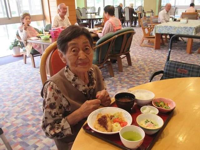 とんかつを食べている入居者様