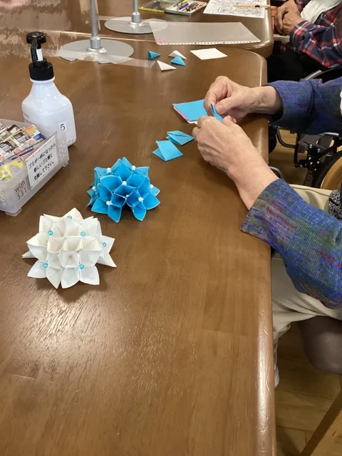 お花の壁飾りを作っている入居者様