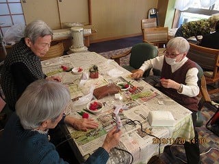 正月用のミニ飾りを作っている利用者様