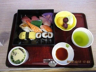 ケアハウスカリタスみわの10月17日の握り寿司の特別食