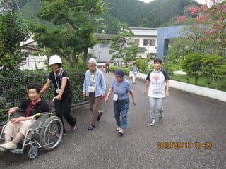 防災訓練で避難している職員と入居者様