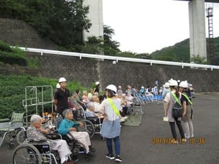 防災訓練で避難している職員と入居者様