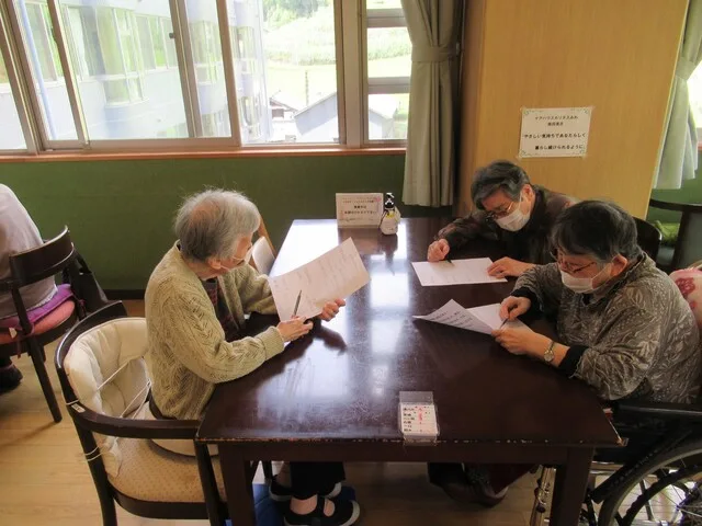 茶話会をしている入居者様