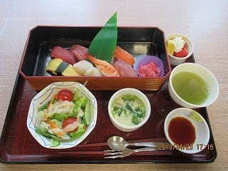 ケアハウスカリタスみわの4月23日の特別食のお寿司