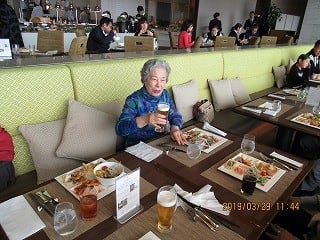 ビールで乾杯している入居者様