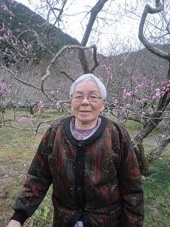 洞慶院の梅の花と利用者様の記念写真
