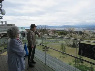 日本平夢テラスからの景色を眺めている入居者様