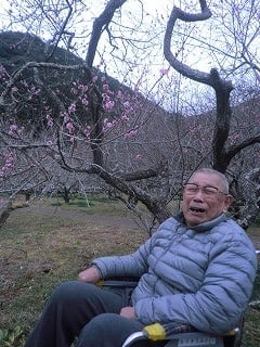 洞慶院の梅の花と利用者様の記念写真