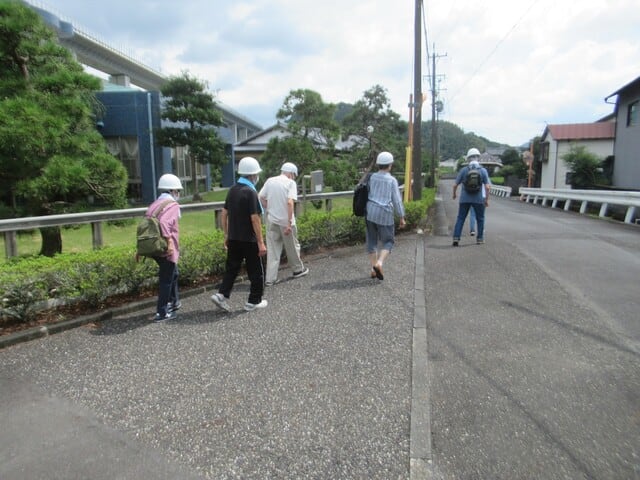 防災訓練で外に避難しているカリタスみわ入居者様の様子