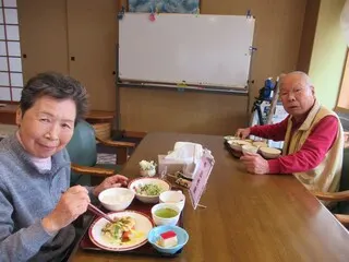 3月の季節の食事を食べて笑顔の入居者様