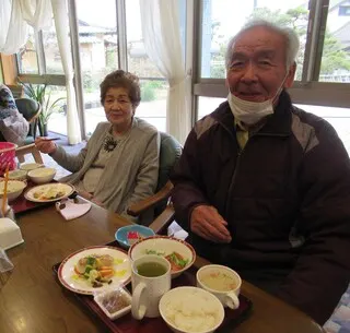 3月の季節の食事を食べて笑顔の入居者様