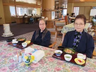 バラ散らし寿司を食べている入居者様