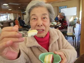 ケーキを食べている入居者様