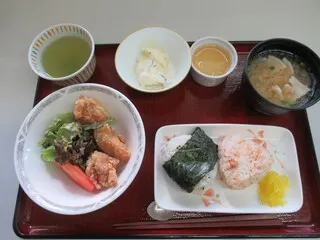 11月27日の昼食のおにぎりと唐揚げ