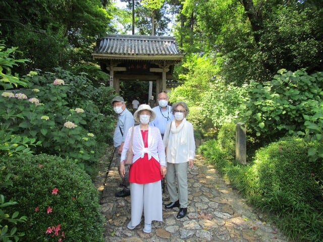 龍潭寺を散策している入居者様