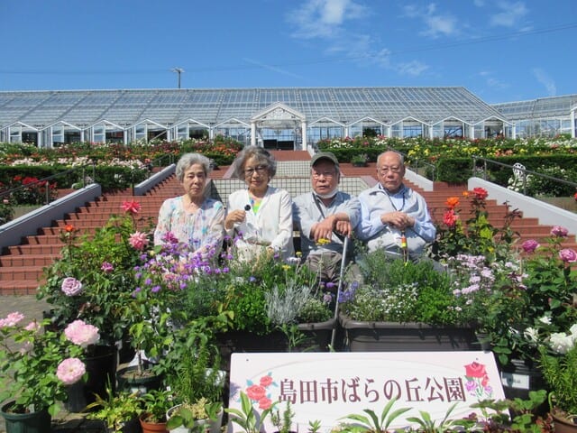 島田市ばらの丘公園で記念写真を撮っている入居者様