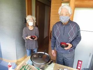 お椀を手にしている入居者様