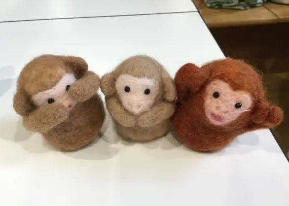 完成した猿の羊毛フェルト作品