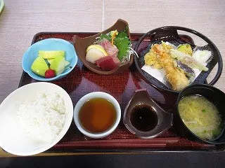 ケアハウスカリタスみわの6月13日の天ぷら・刺身定食の特別食