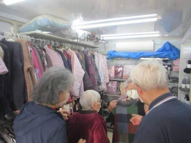 カリタスみわの入居者様がトラヤの移動販売車の中の商品を見ている写真