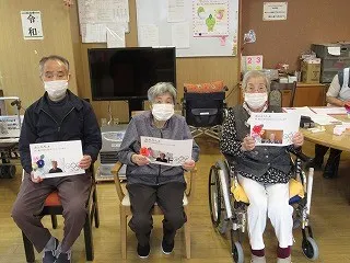 誕生月を迎えお祝いのメッセージカードを手にしている入居者様