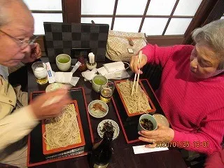 もちの家でそばを食べている入居者様