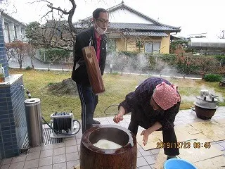 餅米を突いている職員