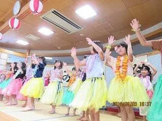 みわ祭りの子供たちのフラダンス