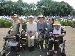 菖蒲の花と入居者様の記念写真