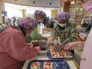 パティシエさんがフルーツサンドイッチを作っている様子