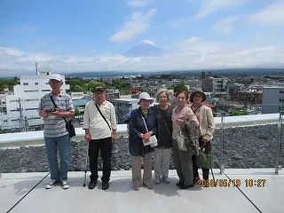 富士山を背景にした記念写真