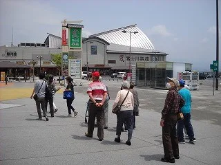 富士川楽座を歩いている入居者様たち