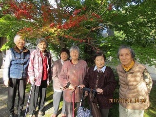 光明寺での紅葉と利用者様の記念写真