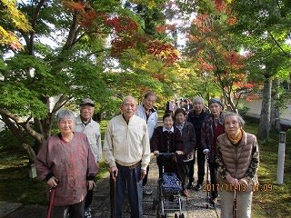光明寺での紅葉と利用者様の記念写真