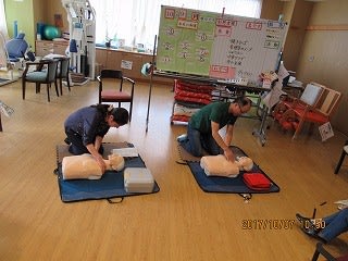 AEDの講習を受けている職員たち
