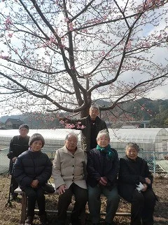 美和桜と利用者様の記念写真