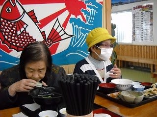 小川港の魚介料理を食べている入居者様たち