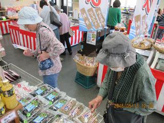 桜海老館の売店を見ている入居者様たち