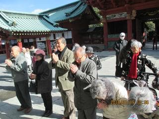 浅間神社を初詣している入居者様たち