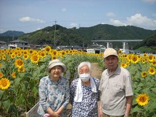 ひまわり畑と入居者様の記念写真