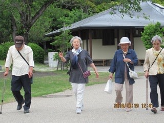 富士山本宮浅間神社を参拝している入居者様たち